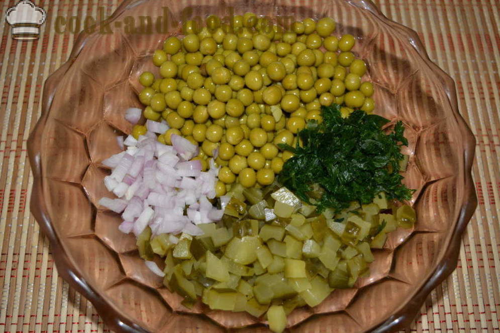 Salaatti suolakurkkua ja vihreät herneet kiire - miten ruokaa herkullinen salaatti suolakurkkua ja herneet, askel askeleelta resepti kuvat