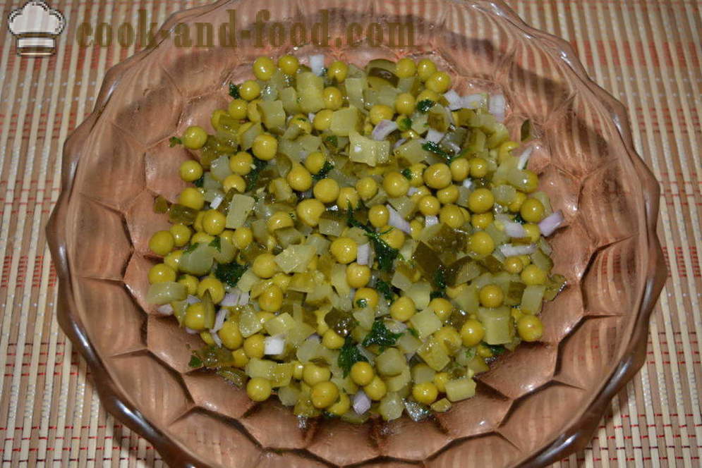 Salaatti suolakurkkua ja vihreät herneet kiire - miten ruokaa herkullinen salaatti suolakurkkua ja herneet, askel askeleelta resepti kuvat