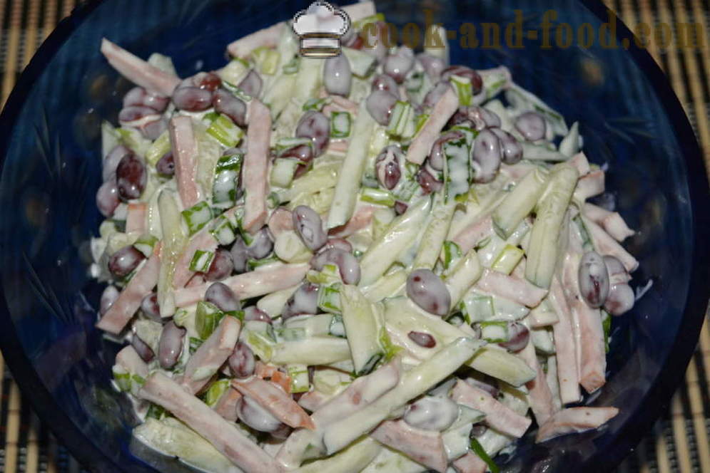 Salaatti punaiset pavut ja purkitettu makkaraa - Kuinka valmistautua salaatti papuja ja savustettu makkara, askel askeleelta resepti kuvat