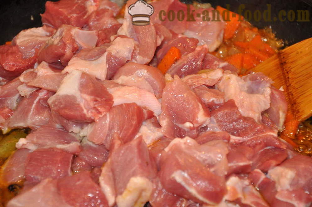 Delicious Pilaf Pilaf sianlihaa pannulla - miten ruokaa pilaf mureneva sianlihaa lautasella, askel askeleelta resepti kuvat