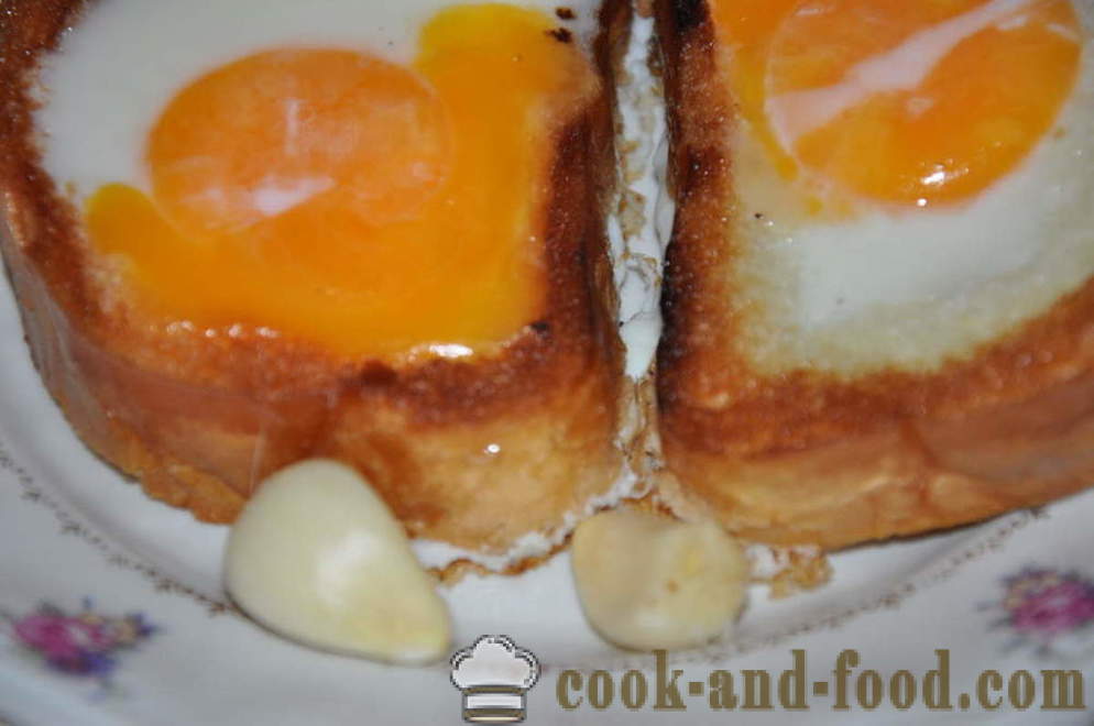Epätavallinen munia leivän pannulla - miten epätavallinen munia, askel askeleelta resepti kuvat