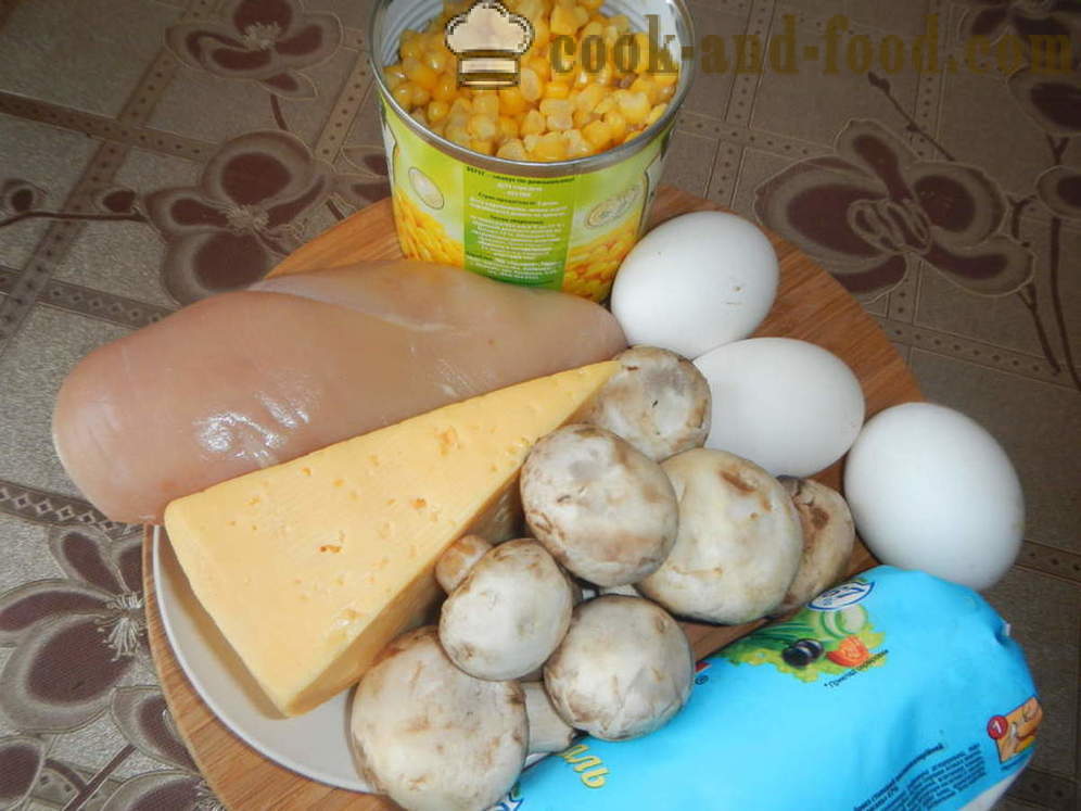 Salaatti kerrokset: kanaa, sieniä, juustoa ja munia - miten lay out salaatti kerroksia, askel askeleelta resepti kuvat