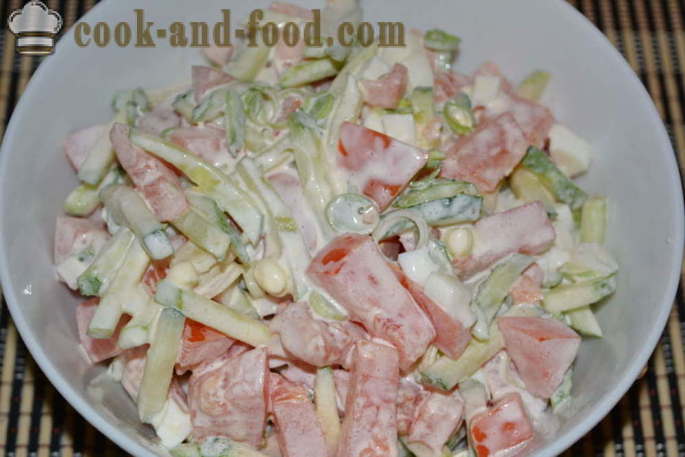 Yksinkertainen salaatti tuoretta kurkkua ja tomaattia muna ja purjo - miten ruokaa vihannesten salaattia majoneesia, askel askeleelta resepti kuvat