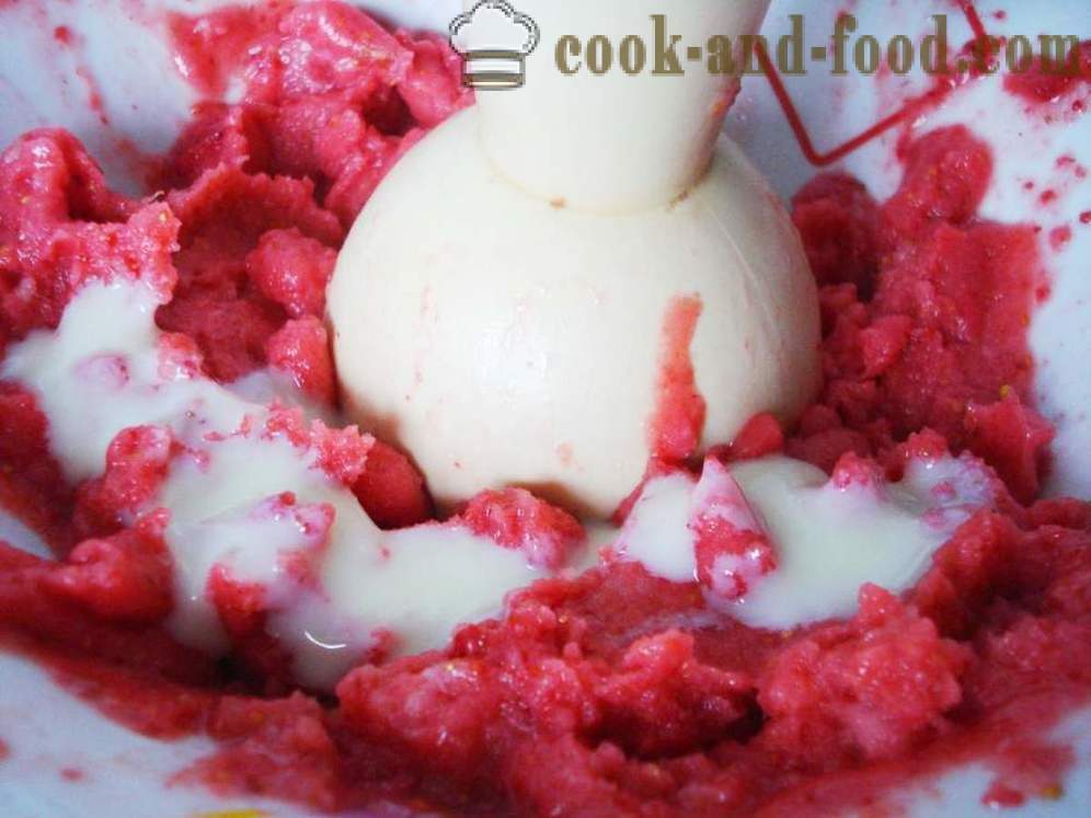 Kermainen mansikka jäätelöä jäädytetyt hedelmät ja maitotiivisteen - Kuinka tehdä nopeasti kotitekoista jäätelöä mansikoita, askel askeleelta resepti kuvat