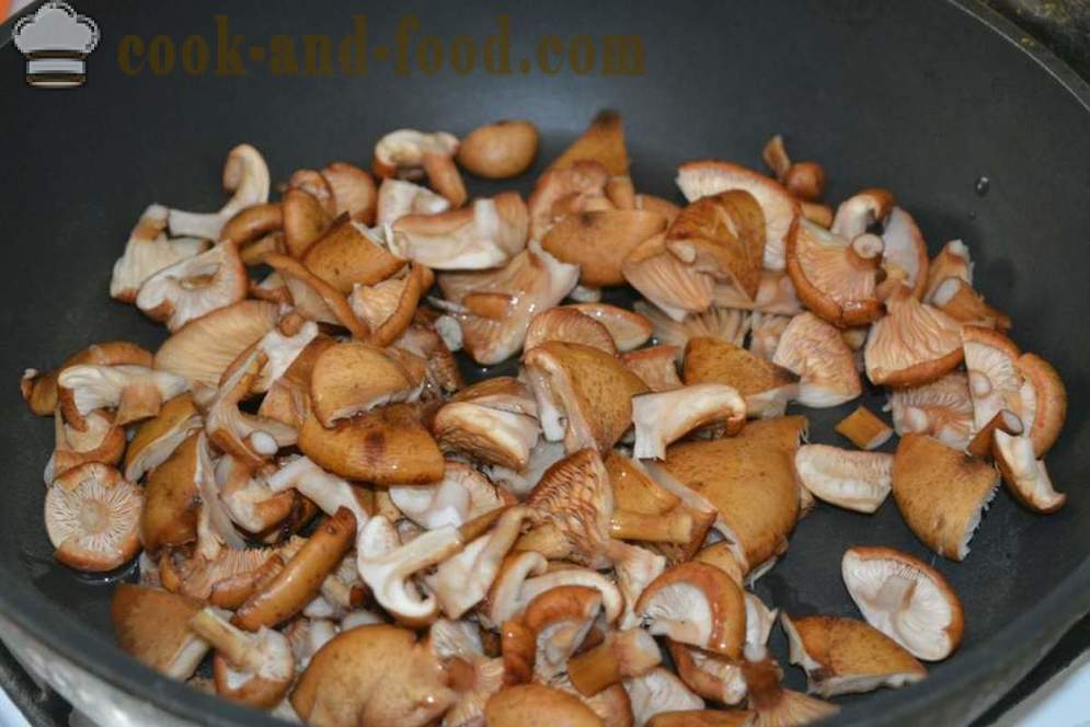 Porsaan paistetaan uunissa sieniä ja juustoa - kuten Porsaanpaisti uunissa, jossa askel askeleelta resepti kuvat