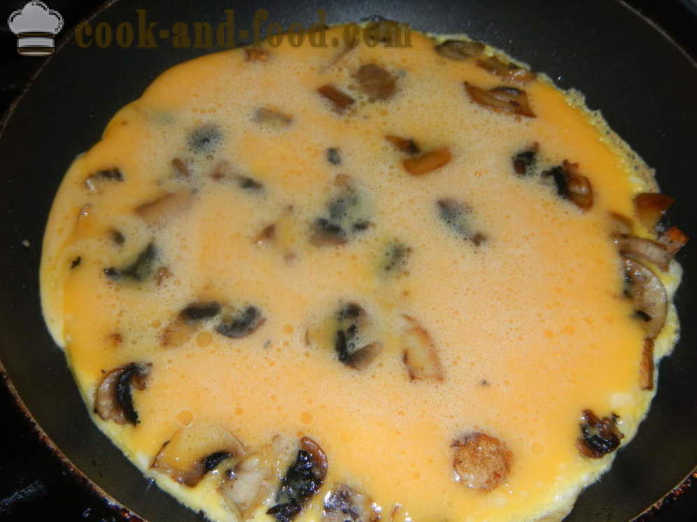 Munakokkelia sieniä ja juustoa pannulla - miten ruokaa munakokkelia smetanaa, askel askeleelta resepti kuvat