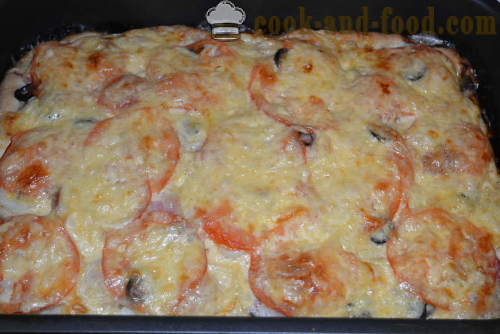 Nopea pizza smetanan ja majoneesikastiketta makkaralla ja sieniä - miten ruokaa pizza kotona uunissa, jossa askel askeleelta resepti kuvat