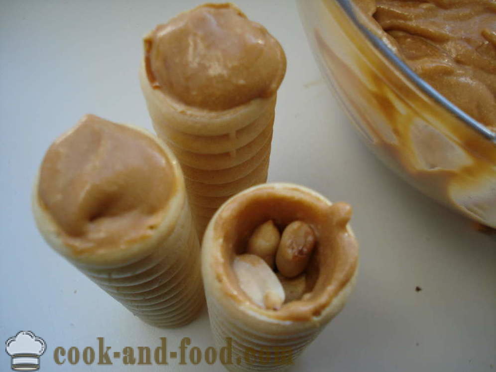 Delicious kiekkojen rullat on tiivistetty maito ja pähkinät - miten ruokaa kerma vohveli rullina, askel askeleelta resepti kuvat