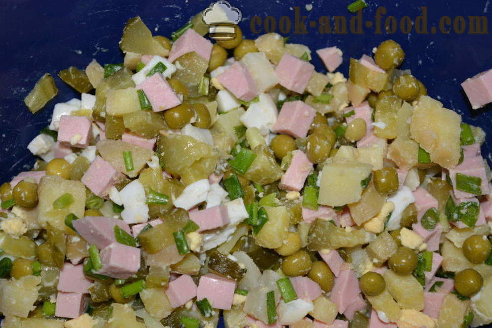 Salaatti makkaraa ja kurkkua - miten tehdä salaatti makkara, askel askeleelta resepti kuvat