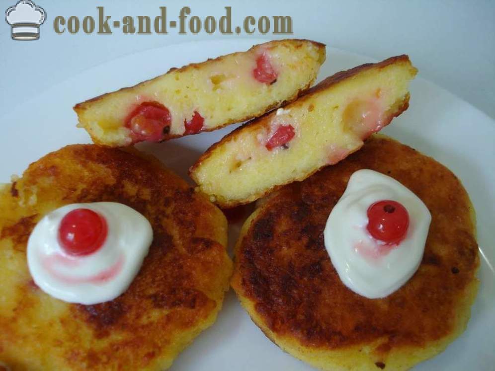 Cheesecakes marjoilla herukoita - miten ruokaa juustokakkujen pannulla, jossa askel askeleelta resepti kuvat