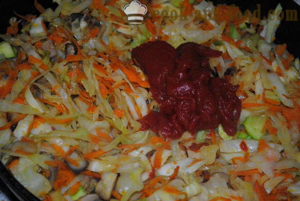 Haudutettua kaalia, sieniä ja tomaattipyrettä pannulla - miten ruokaa herkullinen muhennos kaali, askel askeleelta resepti kuvat