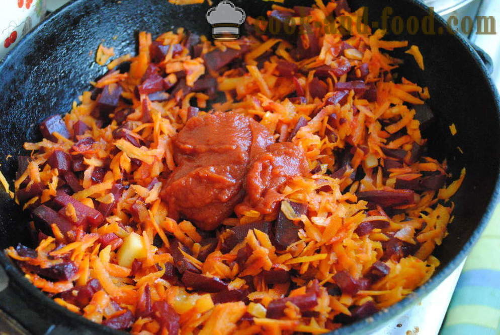 Borssikeitto kanssa punajuuret, kaali ja liha - miten ruokaa keitto punajuurta, jossa askel askeleelta resepti kuvat