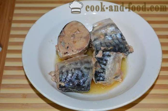 Yksinkertainen resepti täytön piirakka kalasäilykkeiden uunissa - miten ruokaa piirakan täyte, askel askeleelta resepti kuvat