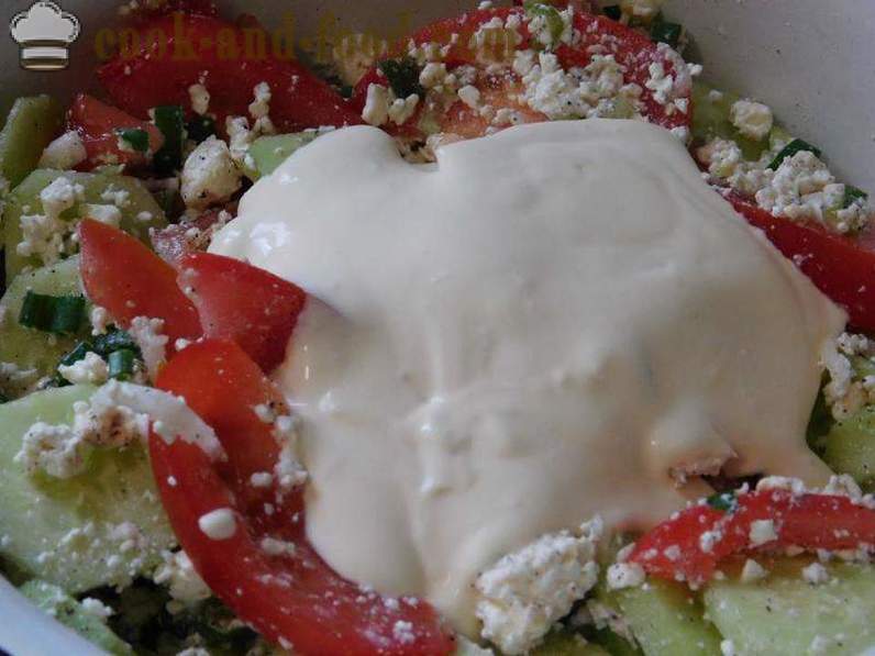 Talonpoika salaatti juustoa, kurkkua ja tomaattia lounasta tai illallista - miten valmistautua kasvis salaatti juusto, resepti kuvallinen