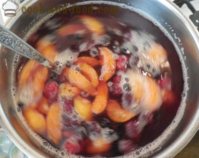 Marmeladi herukka marjat, mulperinmarjat, aprikoosit ja tärkkelys - miten ruokaa hyytelö marjoja ja tärkkelystä, jossa askel askeleelta resepti kuvat
