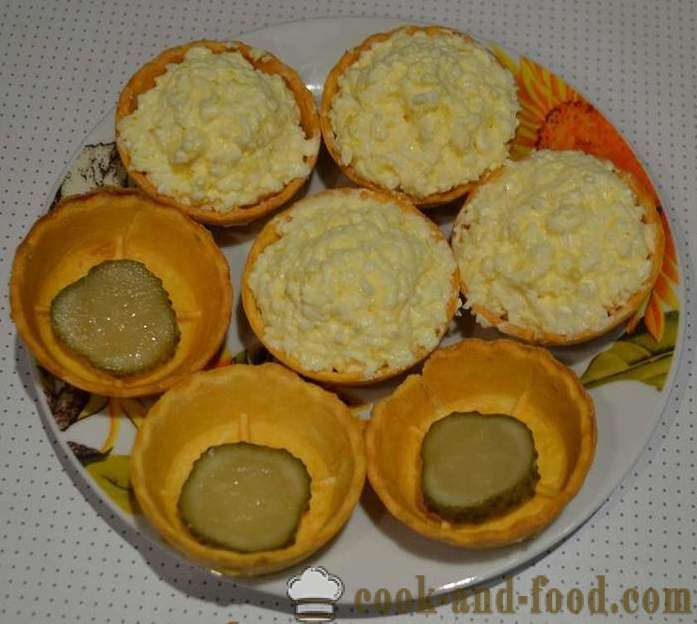 Herkullinen loma torttuja juusto ja munat - yksinkertainen resepti täyttö- ja kauniisti sisustettu välipaloja tartlet kuvalliset