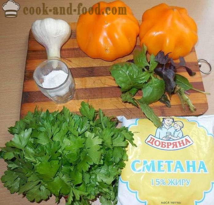 Yksinkertainen ja herkullinen salaatti tuoreita tomaatteja smetanaa, valkosipuli ja basilika - miten ruokaa tomaatti salaatti - resepti valokuvia - askel askeleelta
