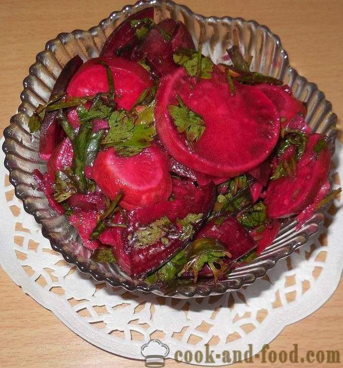 Marinoitu retiisit kanssa punajuuret ja vihreä sipuli - maukas salaatti retiisi - reseptin valokuvan