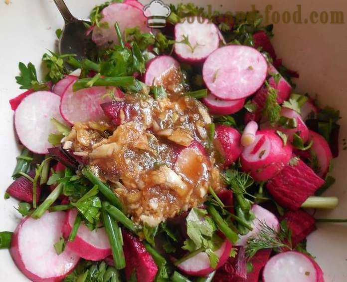 Marinoitu retiisit kanssa punajuuret ja vihreä sipuli - maukas salaatti retiisi - reseptin valokuvan