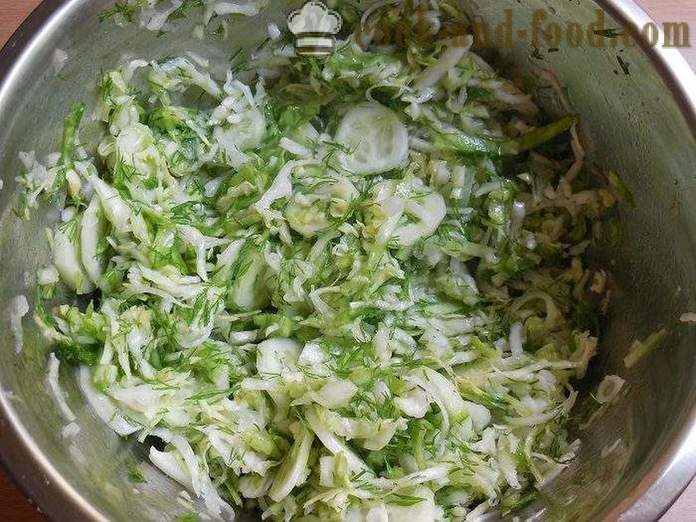 Herkullinen salaatti nuorten kaali ja kurkkuja etikalla ja auringonkukkaöljyä - askel askeleelta resepti kuvat