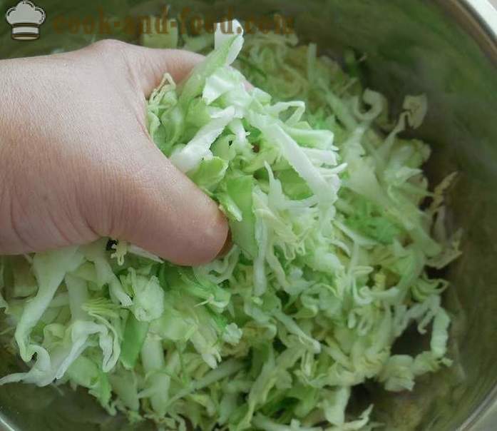Herkullinen salaatti nuorten kaali ja kurkkuja etikalla ja auringonkukkaöljyä - askel askeleelta resepti kuvat