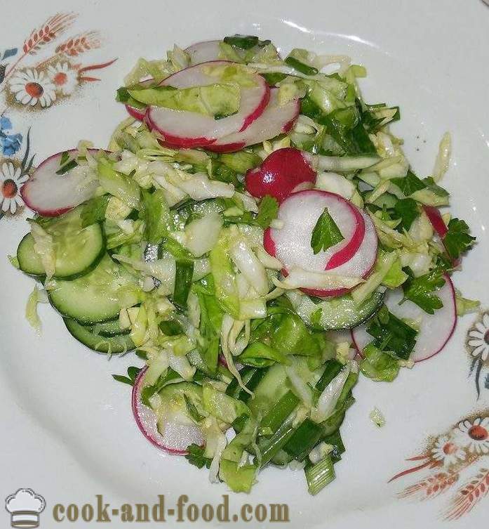 Helppo ja herkullinen kevät Kaali, retiisi ja kurkku ilman majoneesia - miten tehdä keväällä salaatti askel askeleelta resepti kuvat