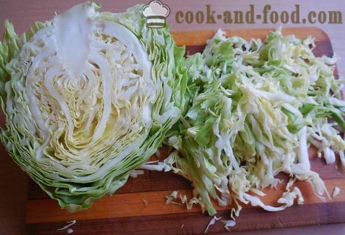 Helppo ja herkullinen kevät Kaali, retiisi ja kurkku ilman majoneesia - miten tehdä keväällä salaatti askel askeleelta resepti kuvat
