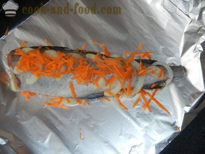 Pollack herkullinen paistettu sipuli ja porkkanat - miten ruokaa Pollack uunissa - askel askeleelta resepti kuvat