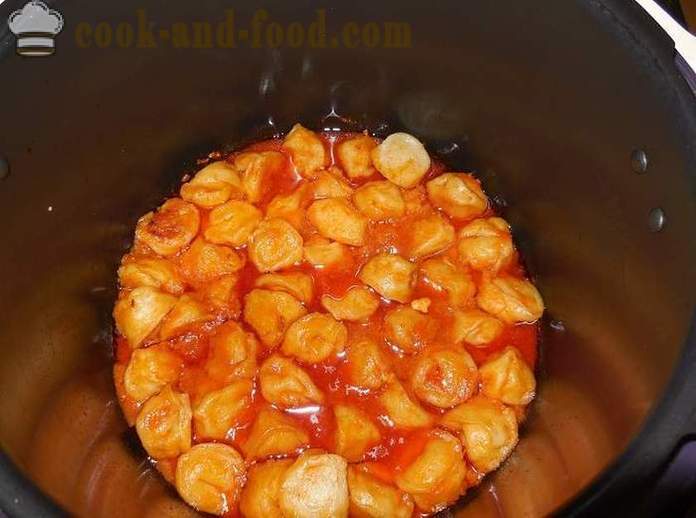 Nyytit multivarka haudutettu kastike smetana ja tomaatti - miten ruokaa nyytit multivarka - yksinkertainen resepti kuva
