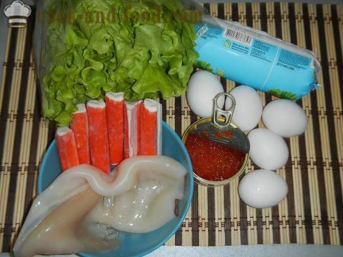 Yksinkertainen ja herkullinen salaatti kalmari, taskurapu tikkuja ja punaista kaviaaria - miten valmistautua salaattia mustekala muna, askel askeleelta resepti kuvia.