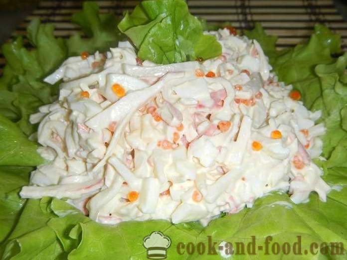 Yksinkertainen ja herkullinen salaatti kalmari, taskurapu tikkuja ja punaista kaviaaria - miten valmistautua salaattia mustekala muna, askel askeleelta resepti kuvia.