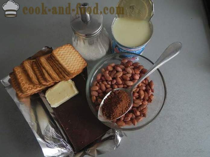 Kotitekoinen suklaa makkaraa keksit on tiivistetty maito ja pähkinät, munattomat - askel askeleelta resepti suklaasalamia, valokuvista.