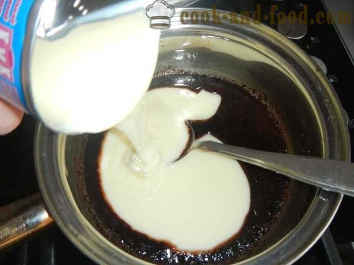 Kotitekoinen suklaa makkaraa keksit on tiivistetty maito ja pähkinät, munattomat - askel askeleelta resepti suklaasalamia, valokuvista.
