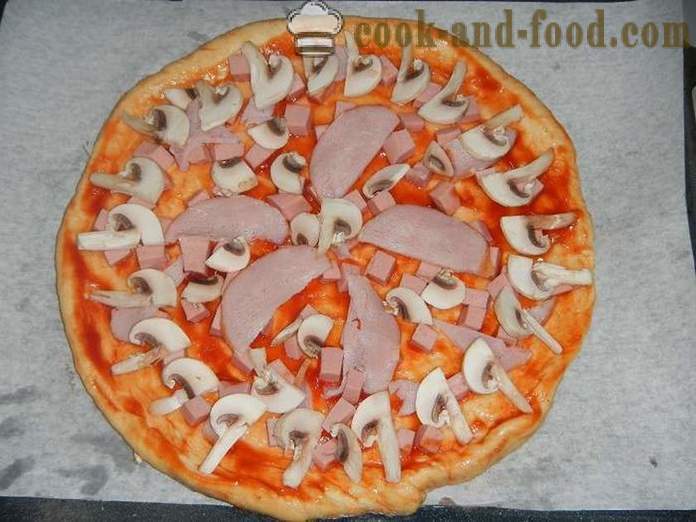 Kotitekoinen pizza uunissa - askel askeleelta resepti kuva herkullista pizzaa hiivataikinan