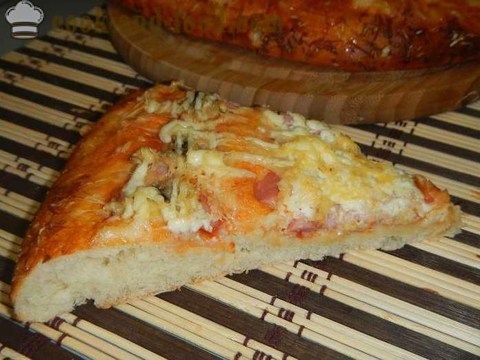 Kotitekoinen pizza uunissa - askel askeleelta resepti kuva herkullista pizzaa hiivataikinan