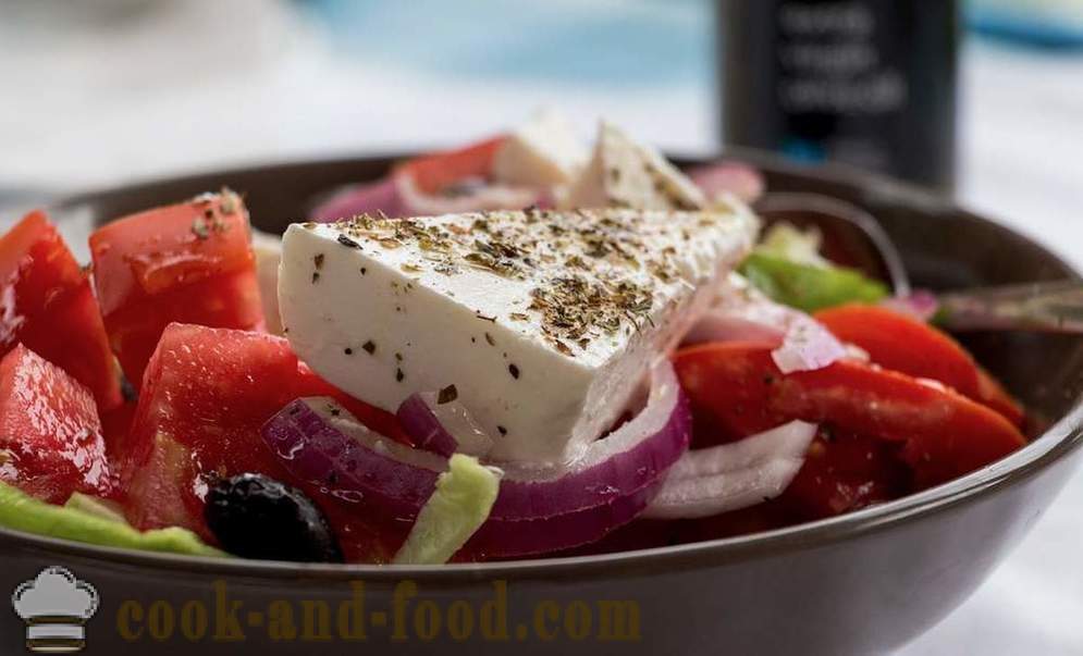 Miten valmistautua mauste Kreikan salaatti - video reseptejä kotona