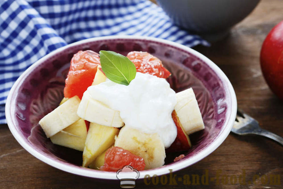 Erinomainen aamiainen: hedelmäsalaattia jogurtti