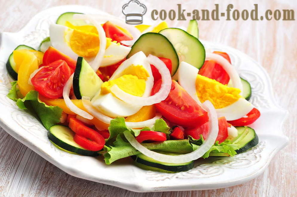 Tarjoile pöydässä salaatti tomaatit, kurkut ja munat - video reseptejä kotona